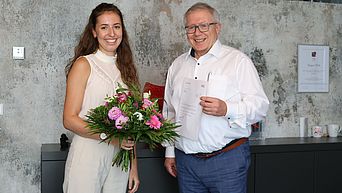 Isabella Bork aus Ingolstadt und der Vorstandsvorsitzende Gerhard Fuchs