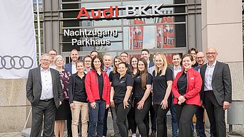 Gerhard Fuchs (links) und Dirk Lauenstein (rechts) mit dem Team der Audi BKK am Standort Augsburg.